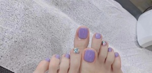 手指甲脚趾甲都要打扮的，美美的。